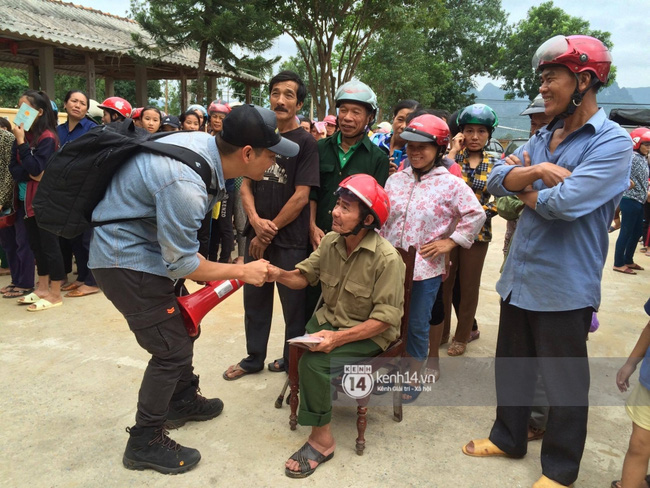 MC Phan Anh trao những phần quà cứu trợ đầu tiên tại Miền Trung
